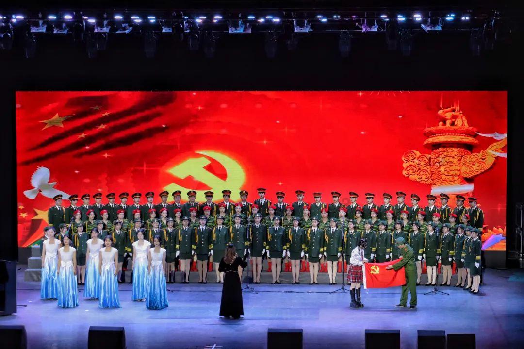 开车撞到了人,第一时间应该先叫救护车还是先打110?——高智商机器人帮你解答问题